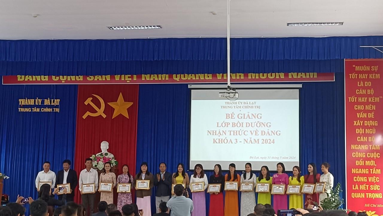 Ban Tổ chức tặng giấy khen cho Học viên có thành tích xuất sắc trong học tập