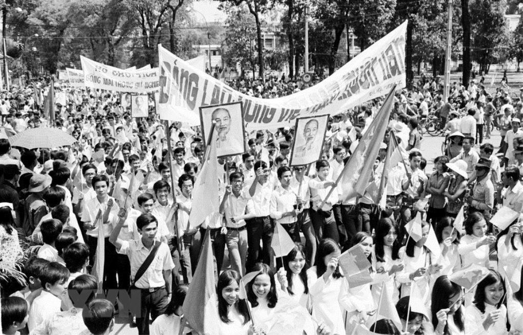 Nhân dân Sài Gòn mừng chiến thắng. nguồn TTXVN