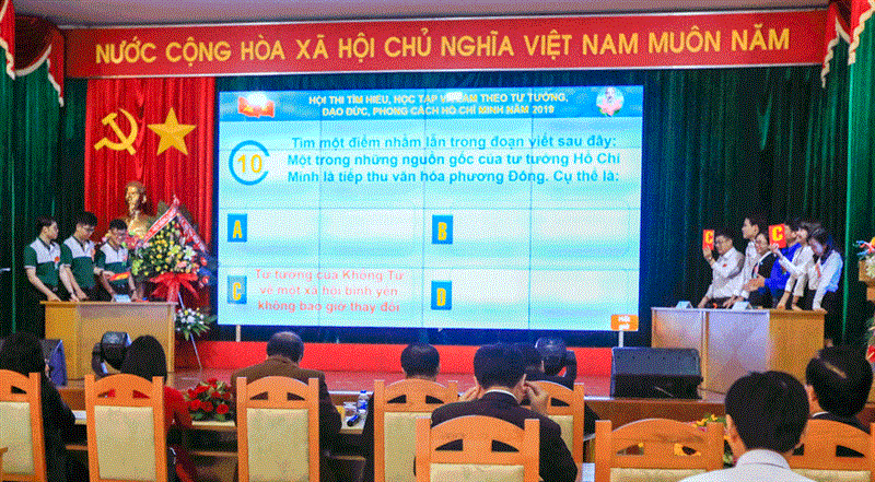 Hội thi sân khấu hóa “Tìm hiểu, học tập và làm theo tư tưởng, đạo đức, phong cách Hồ Chí Minh” của Đảng ủy khối Doanh nghiệp. Ảnh: N.T