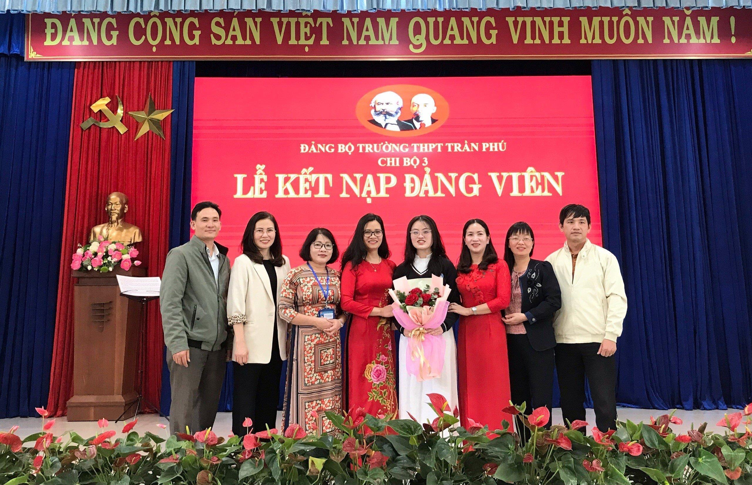 Lãnh đạo Đảng bộ, Ban Giám hiệu, các đồng chí Đảng ủy viên thuộc Đảng bộ Trường THPT Trần Phú tặng hoa chúc mừng Lê Nguyễn Khánh Băng