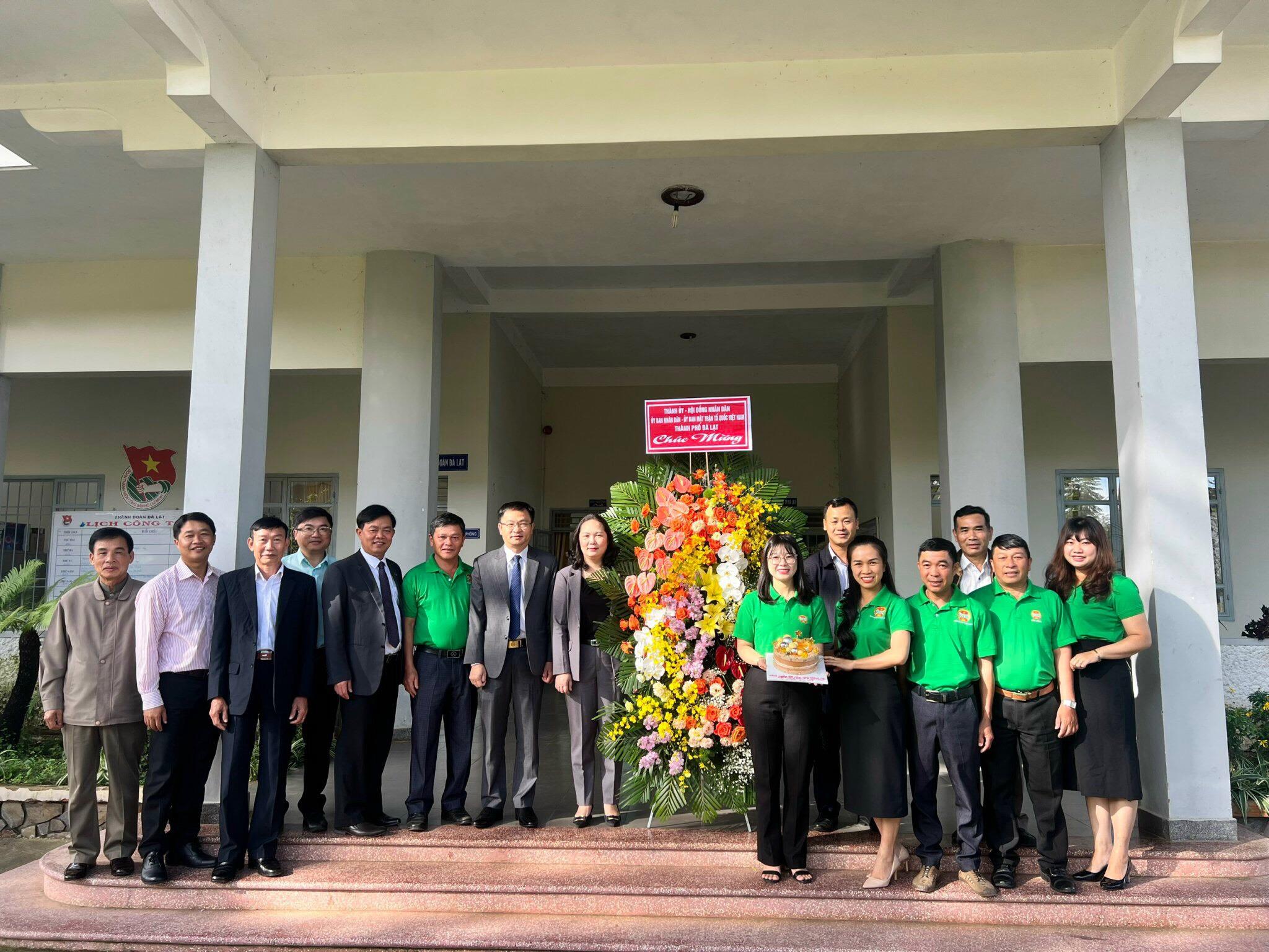 Đại biểu chúc mừng Hội Nông dân thành phố nhân dịp kỷ niệm 93 năm ngày thành lập Hội Nông dân Việt Nam