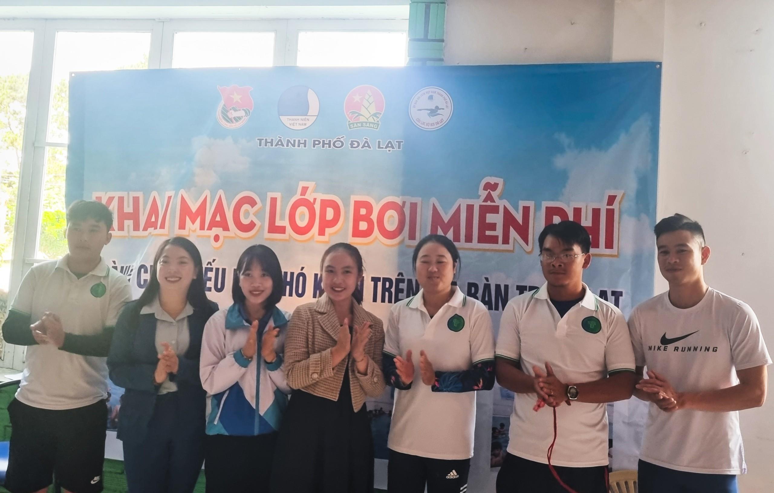 Khai mạc lớp tập huấn bơi