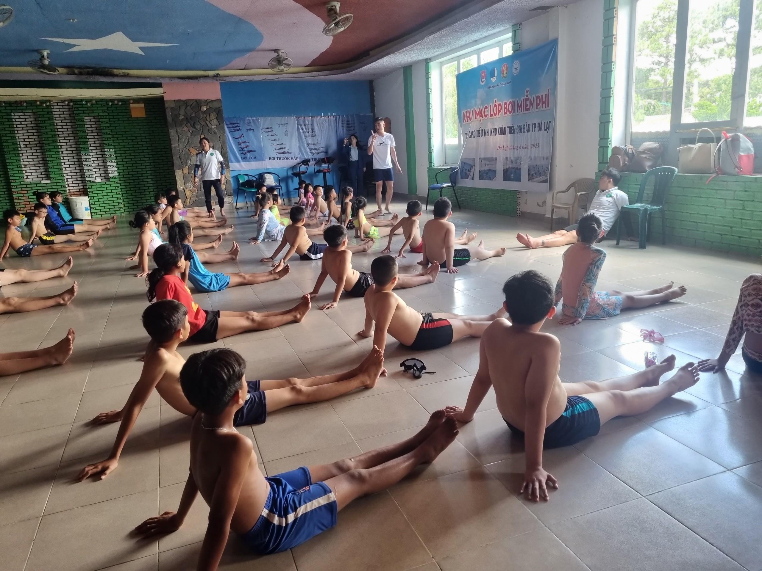 Tập huấn bơi dành cho thiếu nhi có hoàn cảnh khó khăn trên địa bàn thành phố Đà Lạt