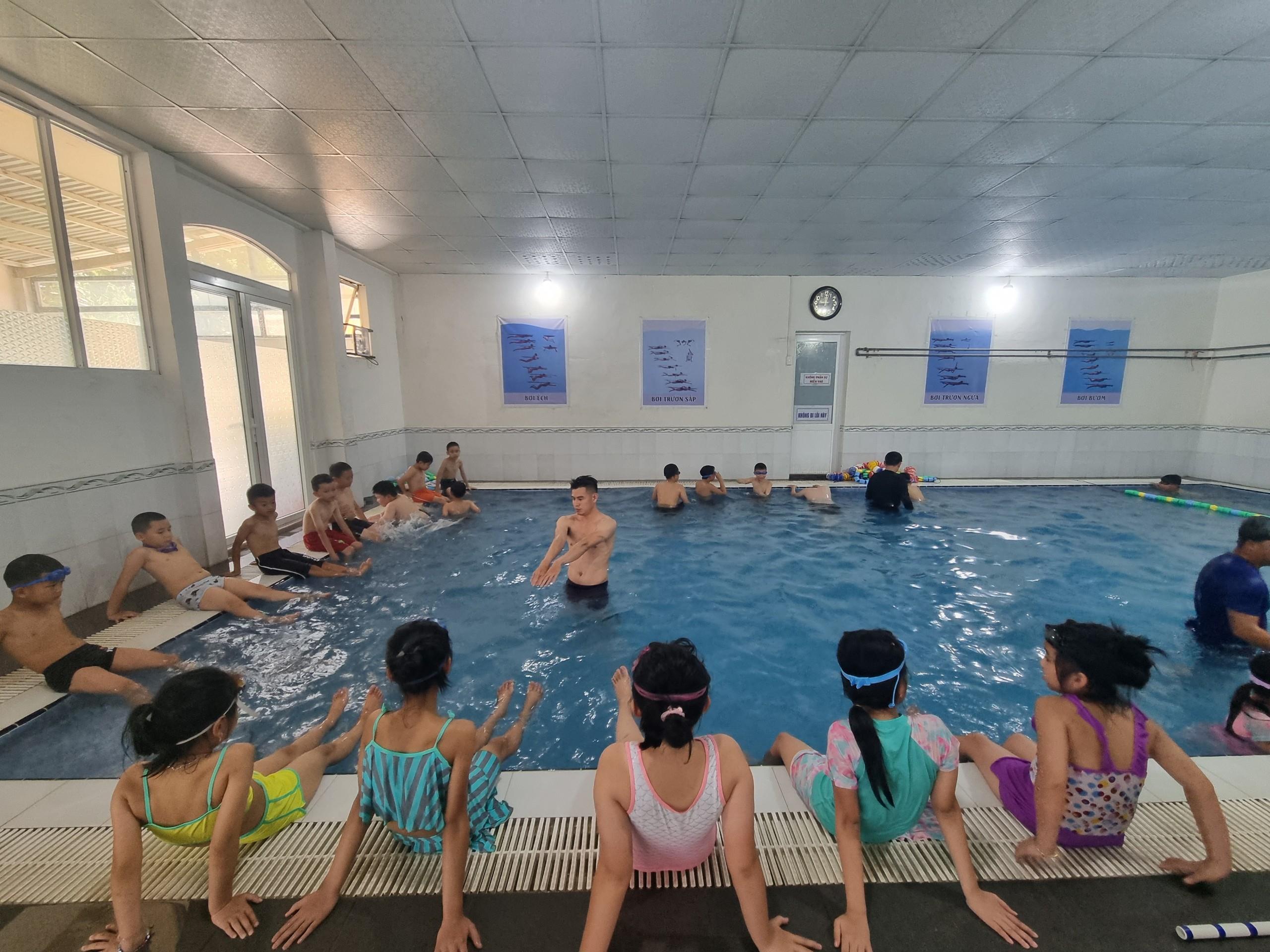 Tập huấn bơi dành cho thiếu nhi có hoàn cảnh khó khăn trên địa bàn thành phố Đà Lạt