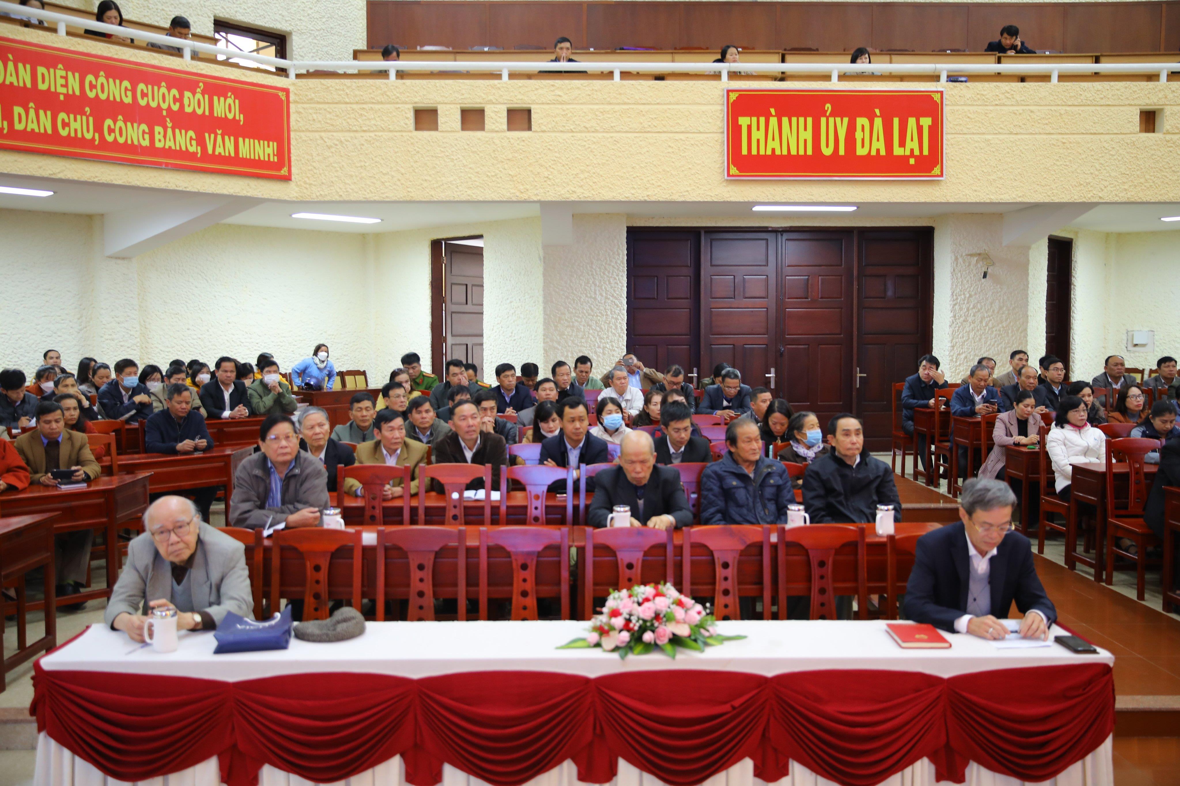 Đại biểu dự hội nghị thông tin thời sự