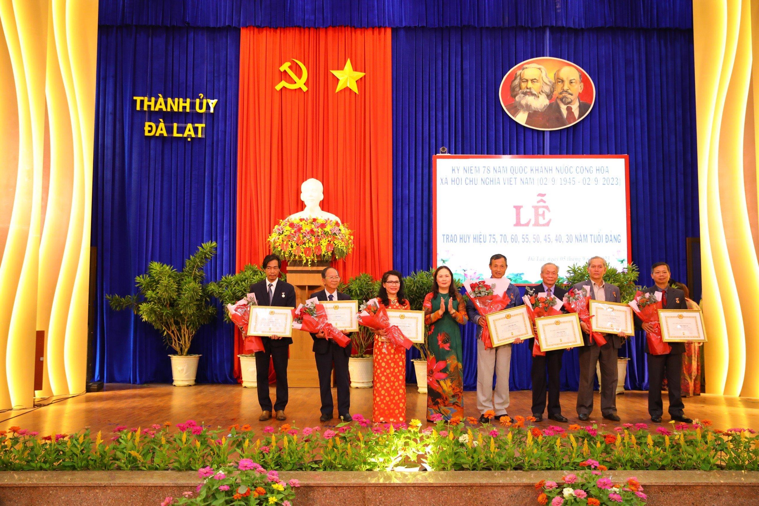 Đồng chí Ngô Thị Mỹ Lợi – Phó Bí thư Thành ủy, Chủ tịch Hội đồng nhân dân thành phố Đà Lạt trao huy hiệu Đảng cho Đảng viên cao niên