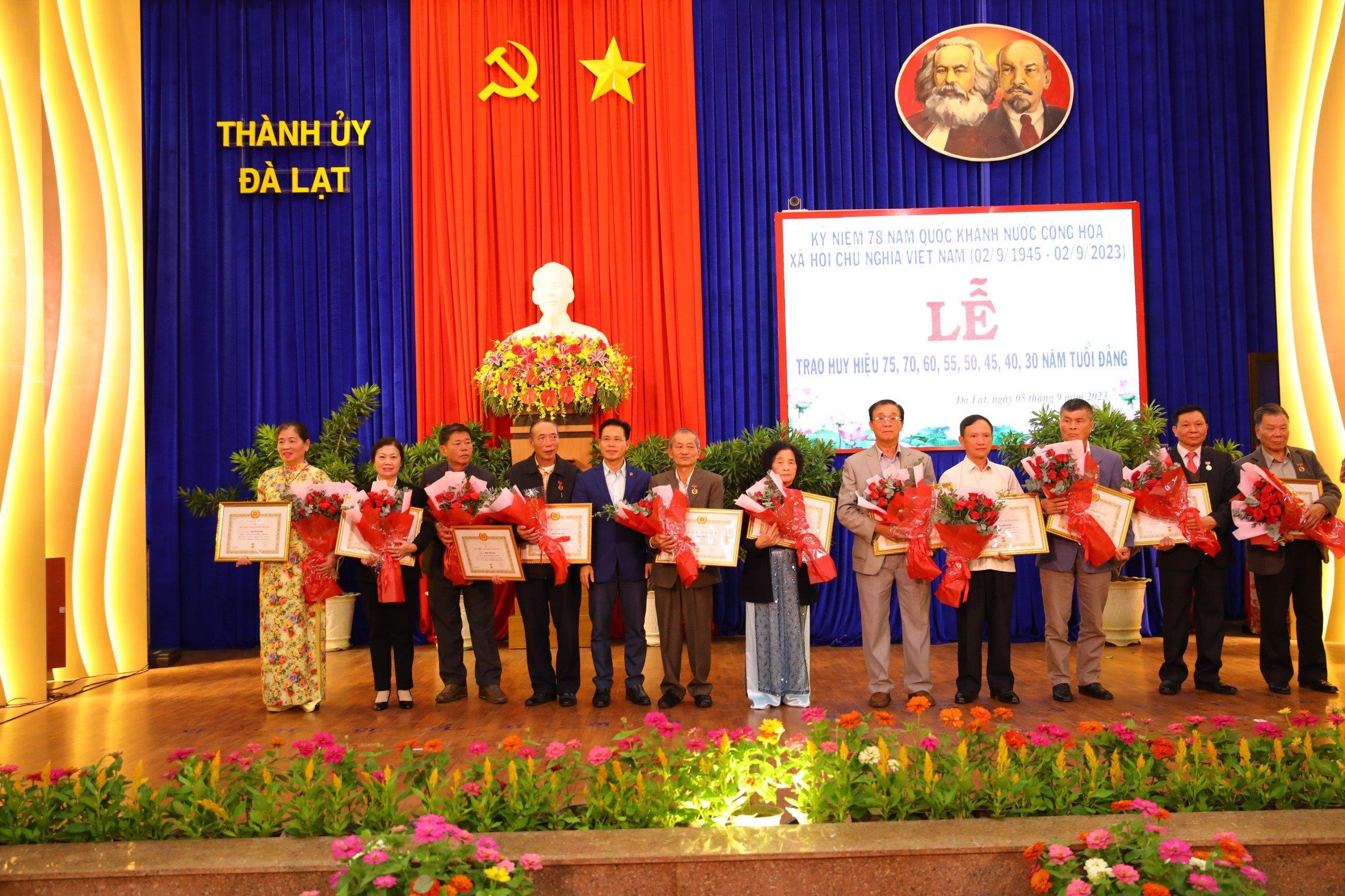 Đồng chí Trần Trung Hiếu – Phó Trưởng ban Tuyên giáo Tỉnh ủy, trao huy hiệu Đảng cho Đảng viên cao niên