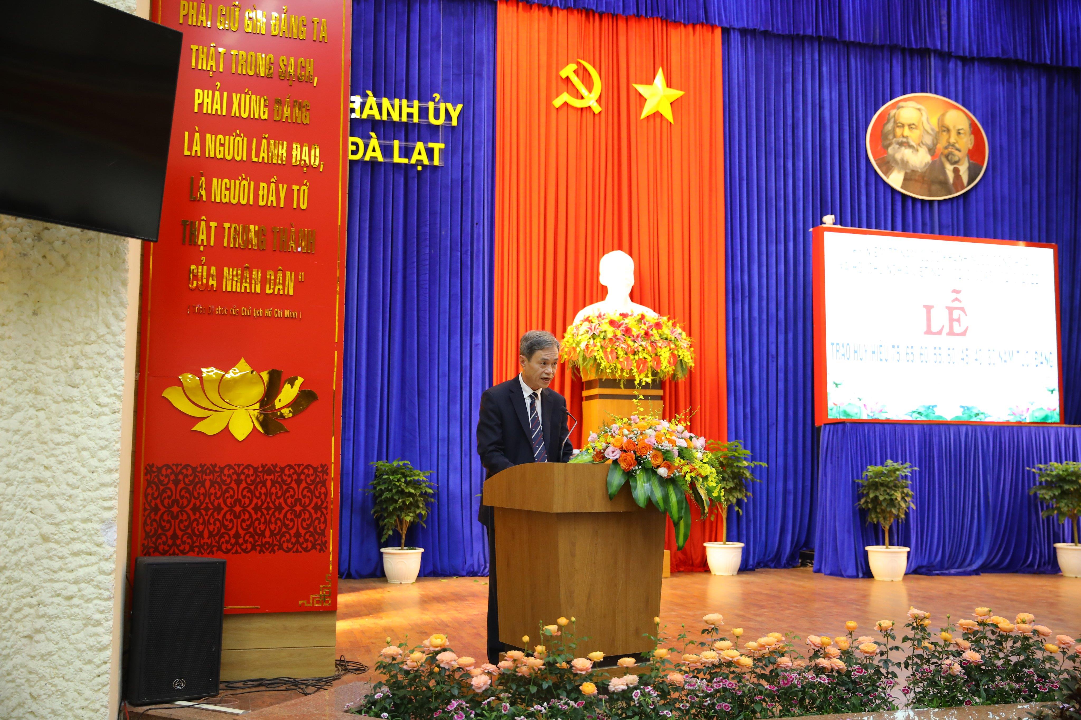 Đồng chí Trần Duy Hùng - Ủy viên Ban Thường vụ Tỉnh ủy, Bí thư Thành ủy, Chủ tịch HĐND thành phố Đà Lạt phát biểu tại buổi lễ trao Huy hiệu Đảng