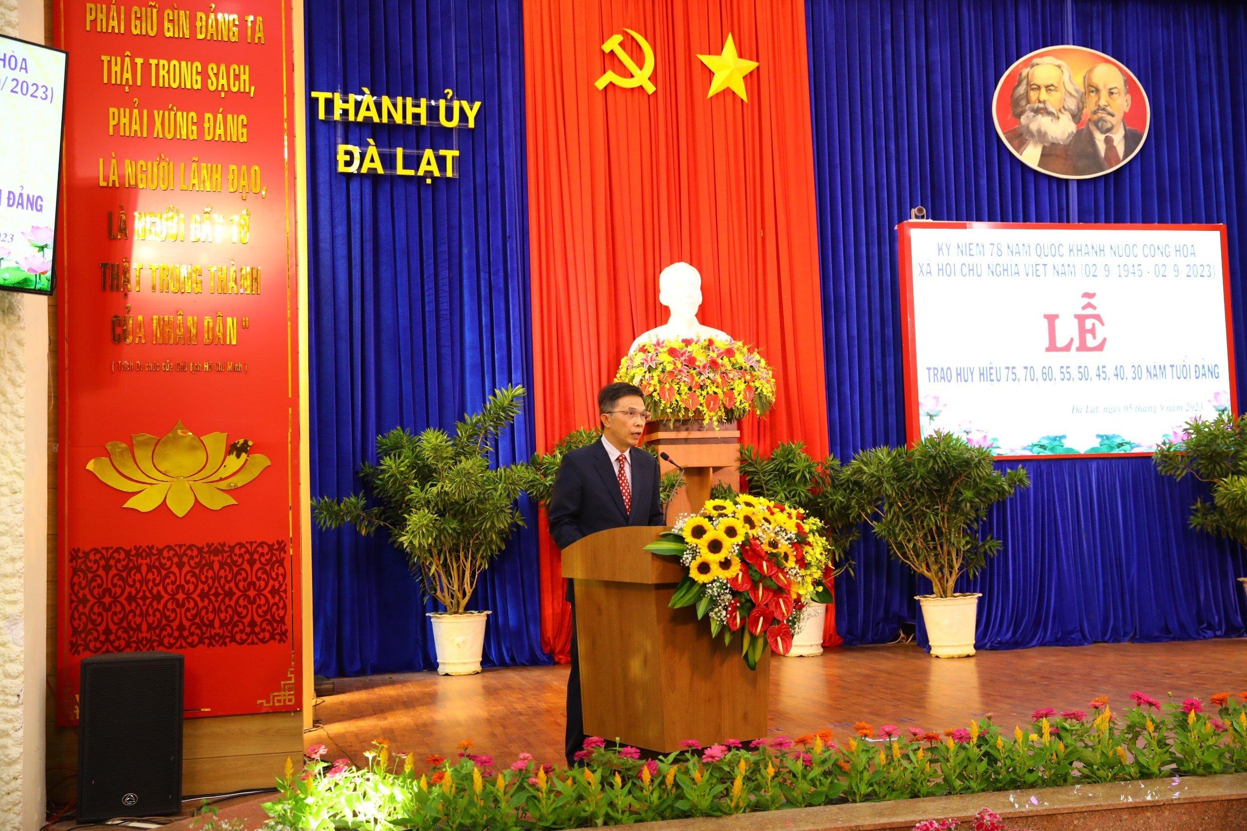 Đồng chí Đặng Trí Dũng – UV BTV Tỉnh ủy, Bí thư Thành ủy Đà Lạt phát biểu tại buổi lễ trao huy hiệu Đảng