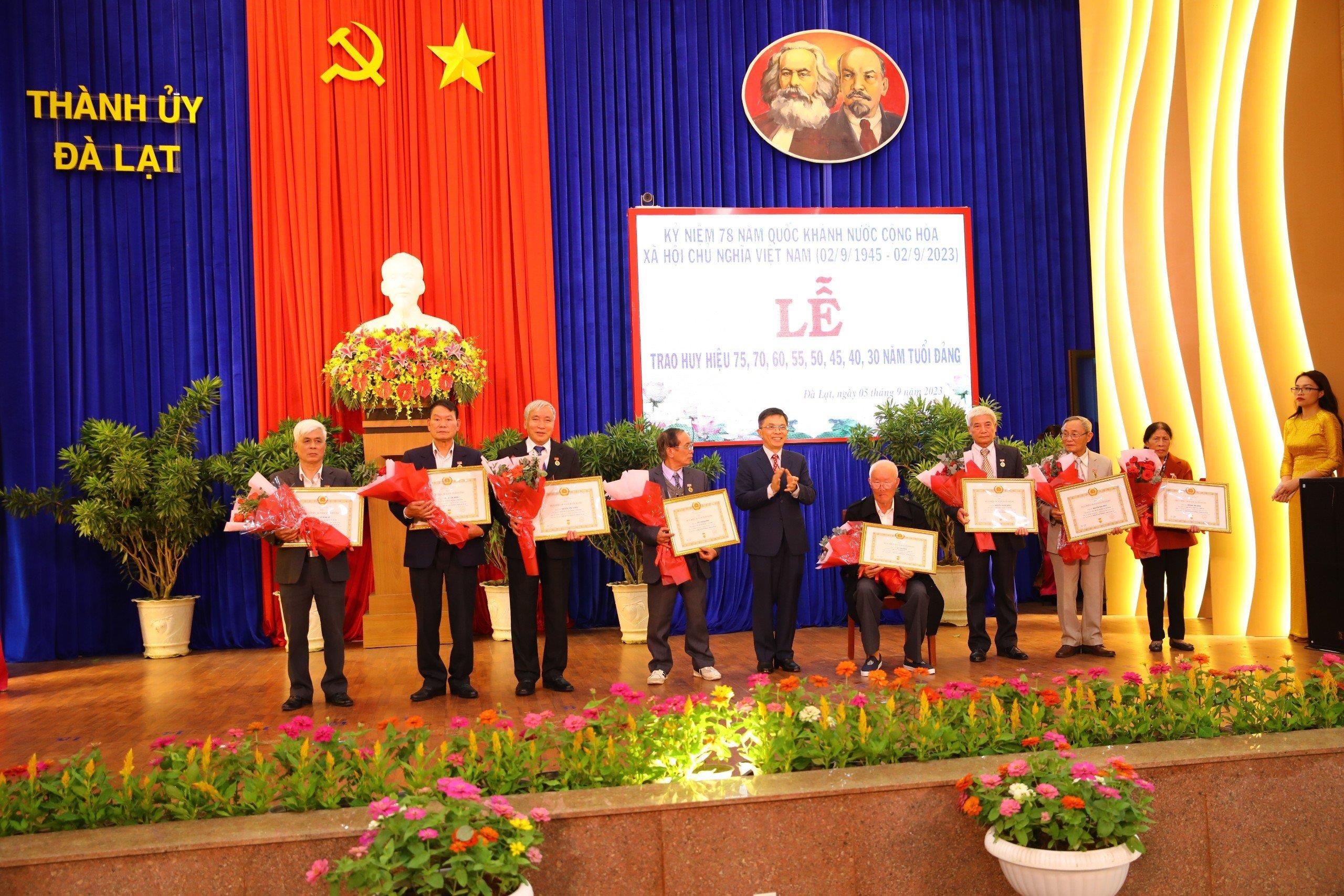 Đồng chí Đặng Trí Dũng – UV BTV Tỉnh ủy, Bí thư Thành ủy Đà Lạt trao huy hiệu Đảng cho Đảng viên cao niên