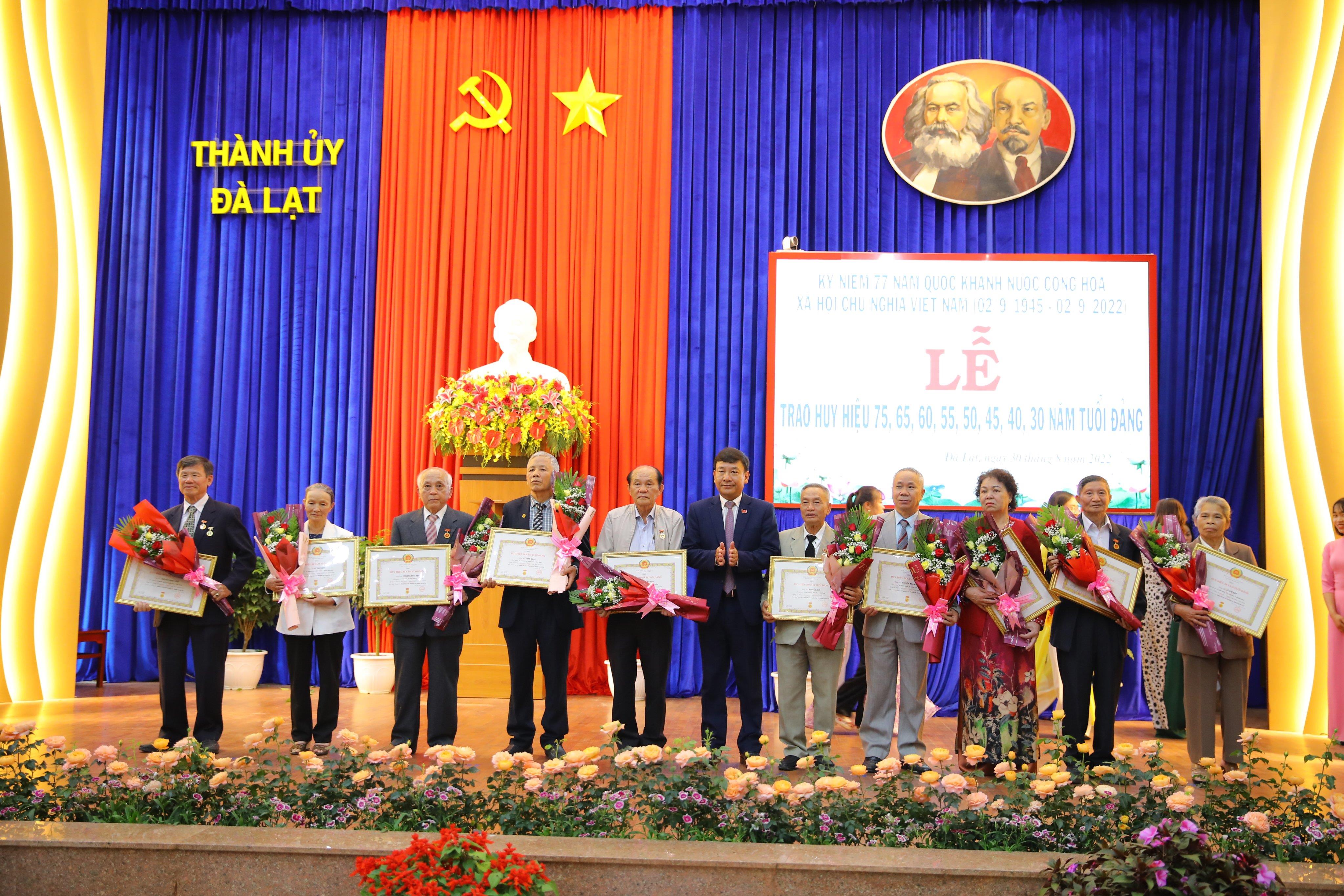 Đồng chí Bùi Thắng - Ủy viên Ban Thường vụ, Trưởng Ban Tuyên giáo Tỉnh ủy trao Huy hiệu 45 tuổi Đảng cho các đảng viên