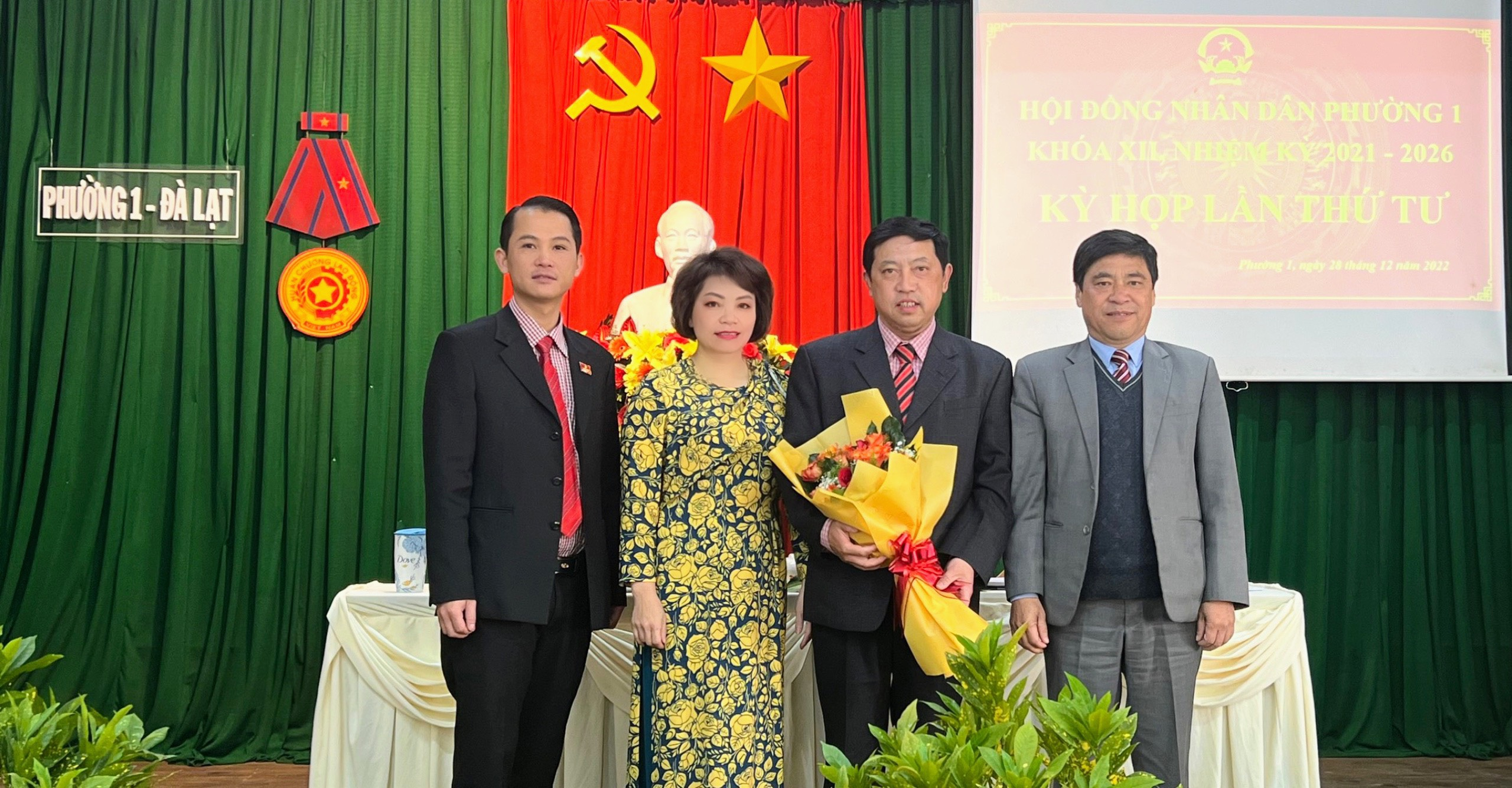 Lãnh đạo thành phố và Đảng ủy phường 1 tặng hoa chúc mừng đồng chí Nguyễn Long An (thứ 2 từ phải sang) được bầu giữ chức danh Chủ tịch UBND phường 1