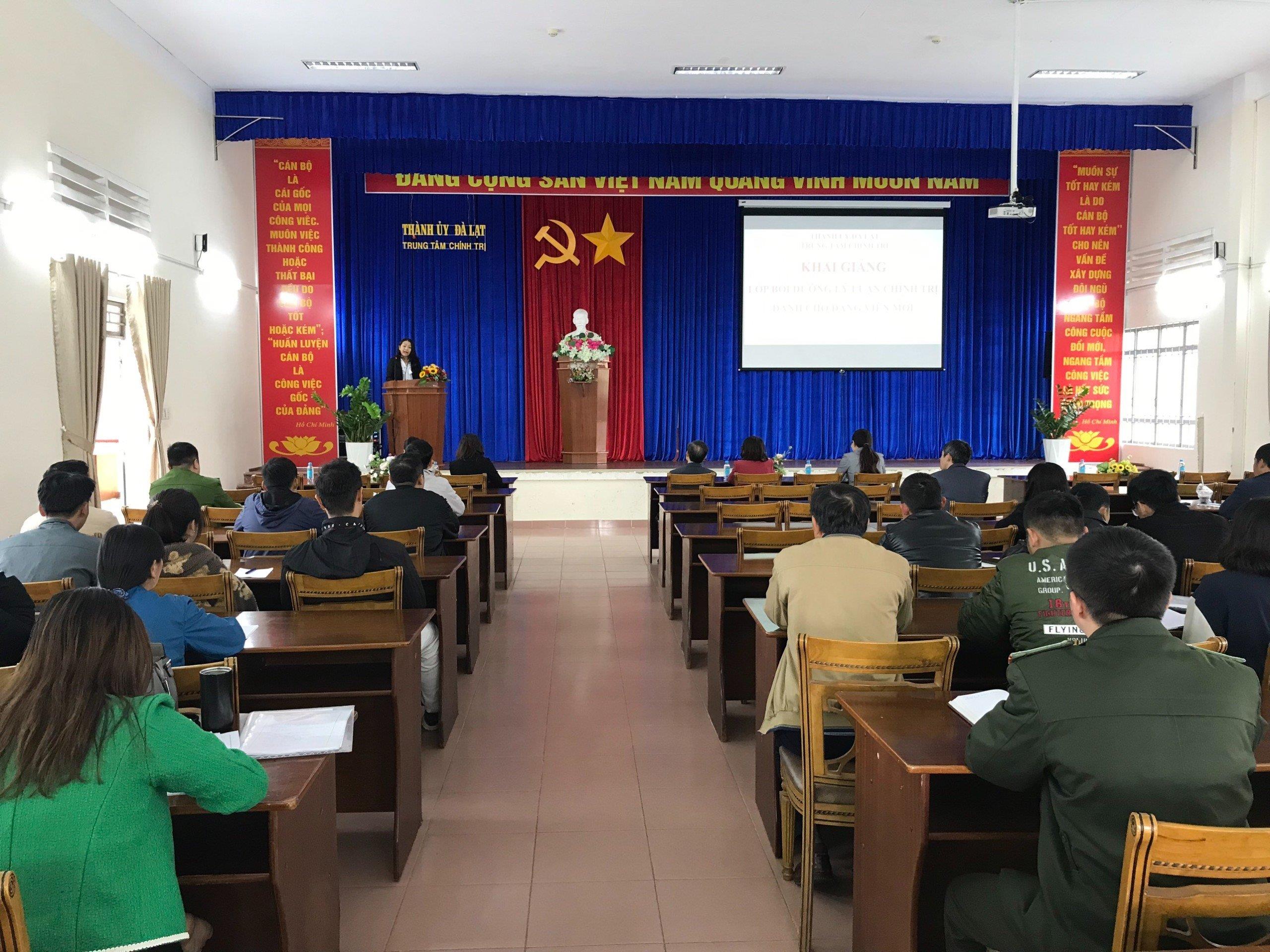 Đồng chí Trần Trương Thị Thiên Trà - Phó Giám đốc Trung tâm Chính trị phát biểu khai mạc lớp học
