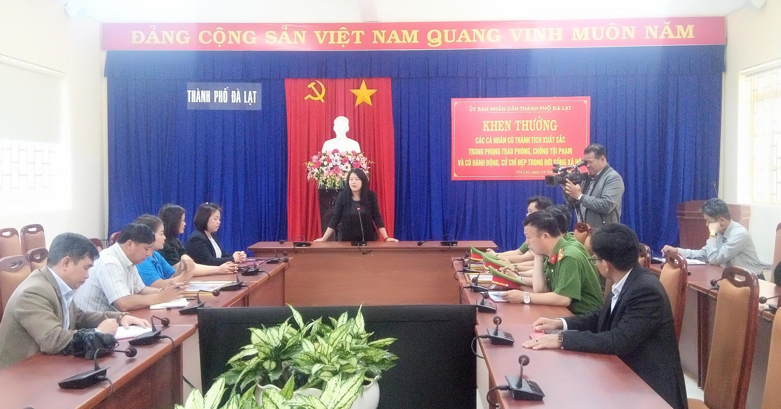 Bà Trần Thị Vũ Loan- Phó Chủ tịch UBND TP Đà Lạt biểu dương các cá nhân có thành tích xuất sắc trong phong trào phòng, chống tội phạm và có hành động, cử chỉ đẹp trong đời sống xã hội