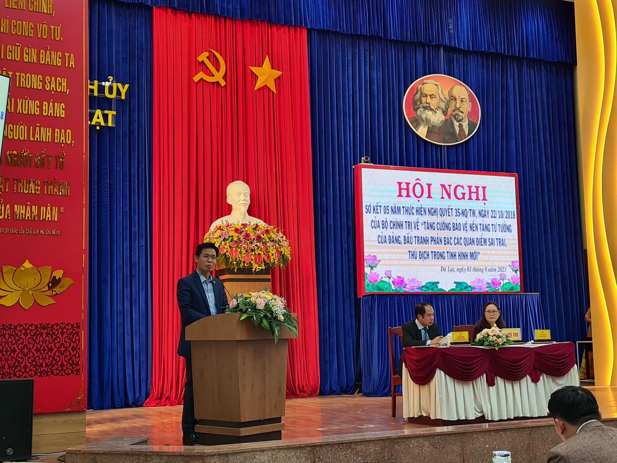 Đồng chí Trần Trung Hiếu - Phó Trưởng ban Thường trực Ban Tuyên giáo Tỉnh ủy phát biểu tại hội nghị