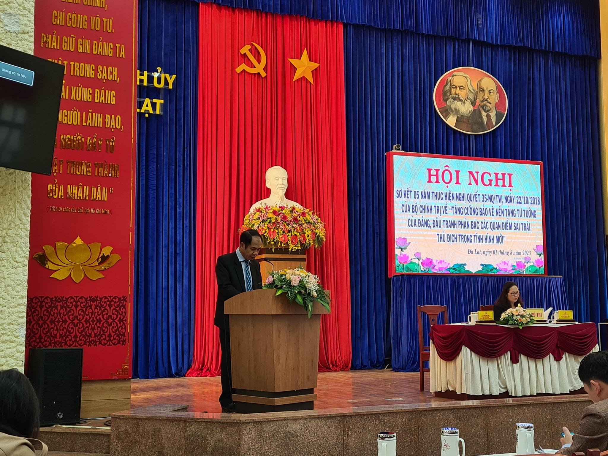 Đồng chí Trần Đức Nam - Ủy viên Ban Thường vụ, Trưởng Ban Tuyên giáo Thành ủy thông qua báo cáo tại hội nghị