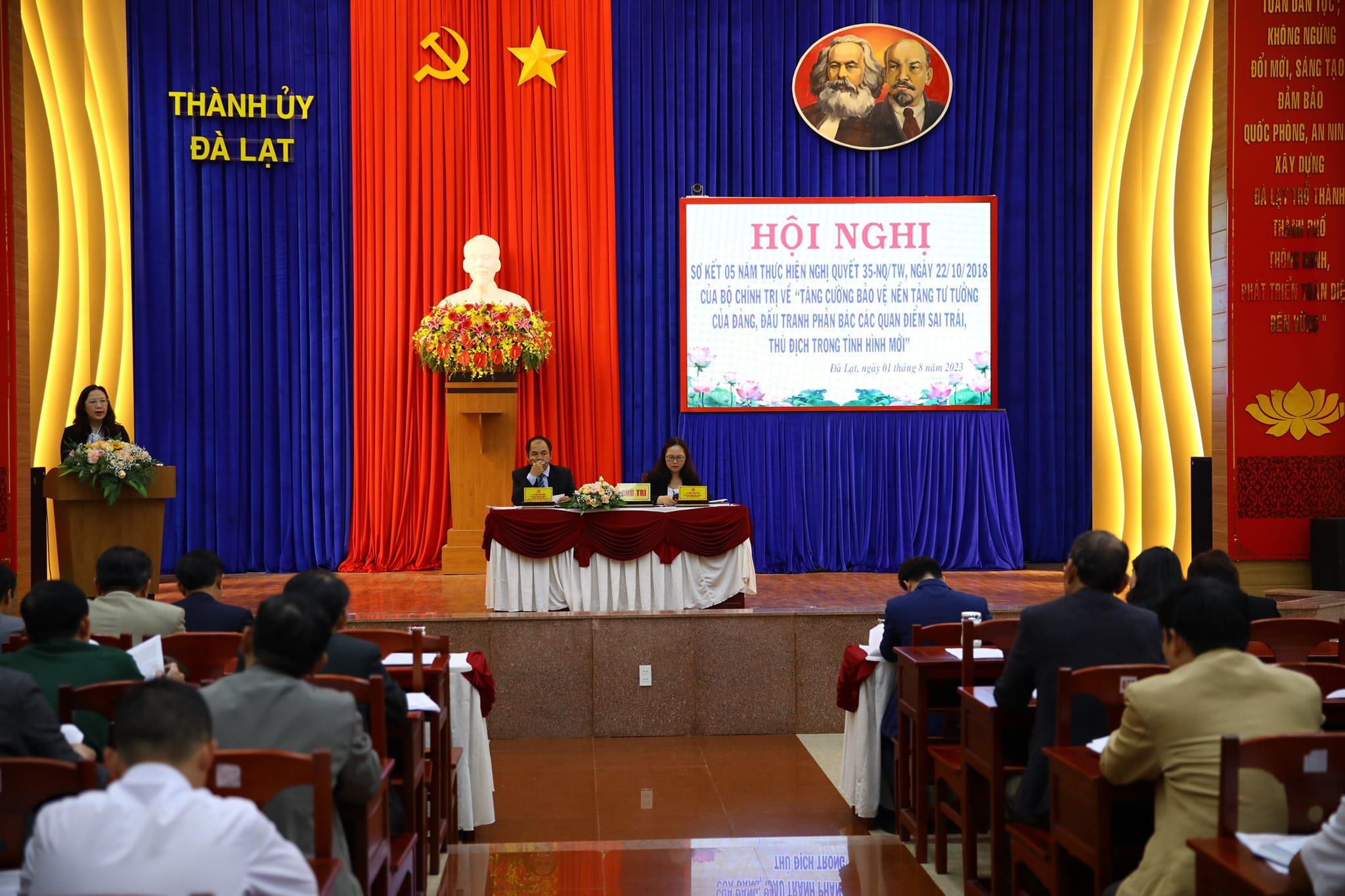 Đồng chí Lê Thị Hồng Phúc - Phó Trưởng ban Tuyên giáo Thành ủy báo cáo tham luận tại hội nghị
