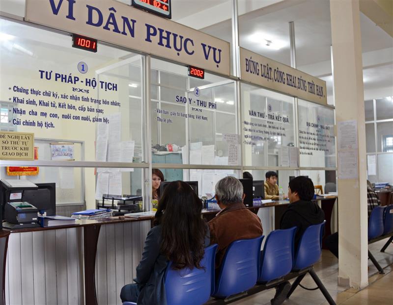 Giải quyết hồ sơ tại bộ phận một cửa Phường 1, thành phố Đà Lạt. Ảnh: Văn Báu