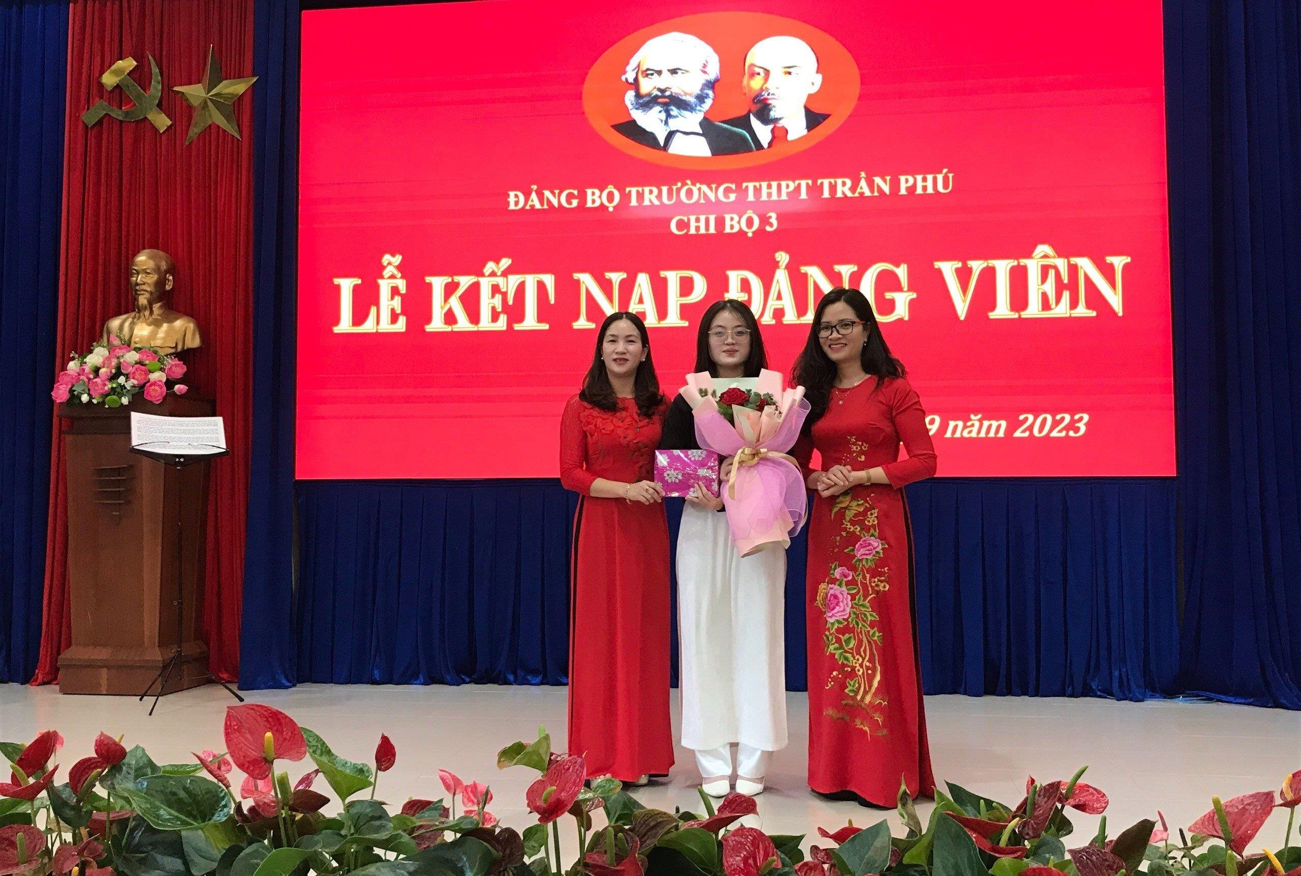 Lãnh đạo Đảng bộ, Ban Giám hiệu Trường THPT Trần Phú tặng hoa chúc mừng Lê Nguyễn Khánh Băng