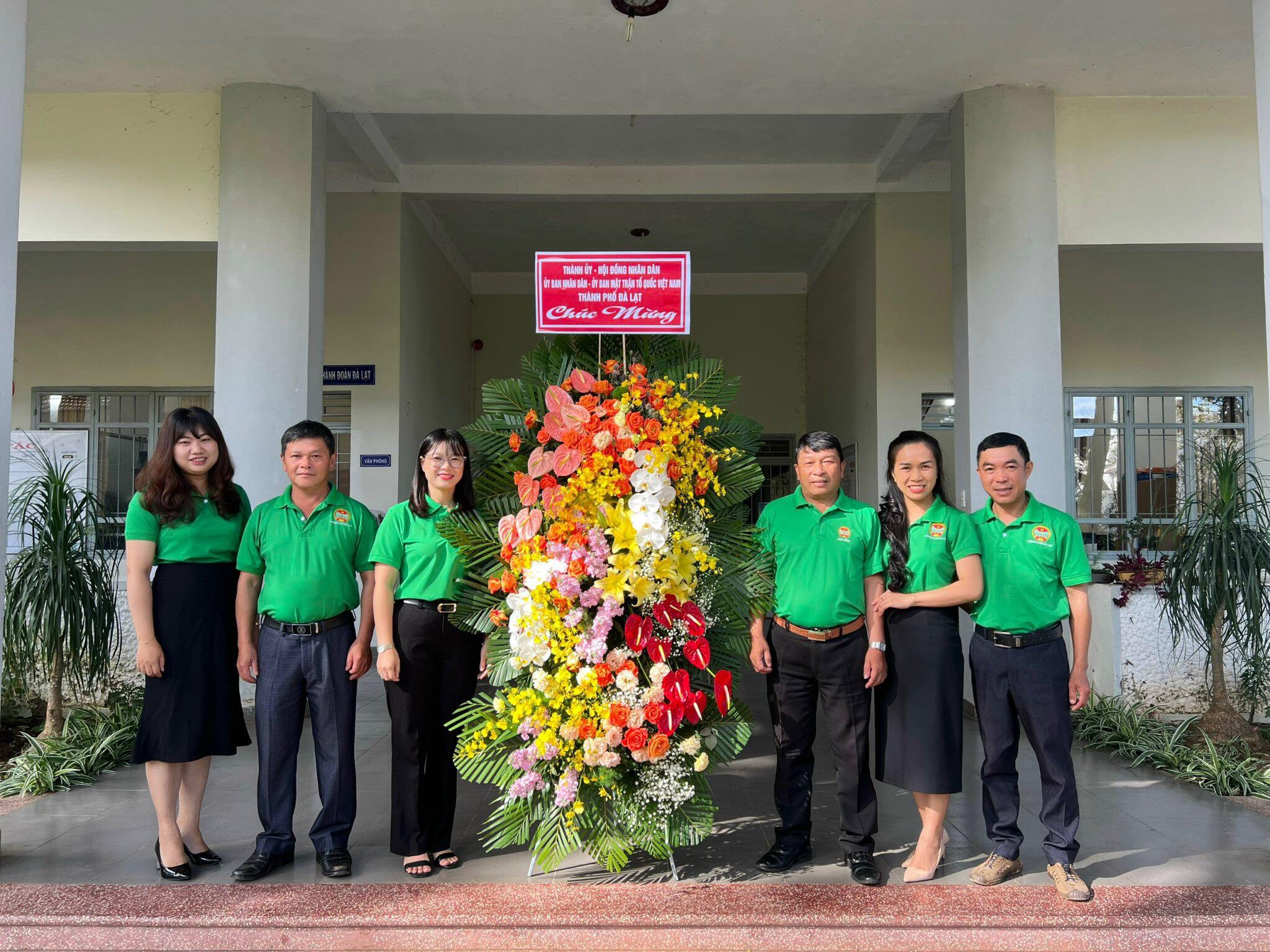Ban Thường vụ Hội Nông dân thành phố chụp hình lưu niệm nhân dịp kỷ niệm 93 năm ngày thành lập Hội Nông dân Việt Nam