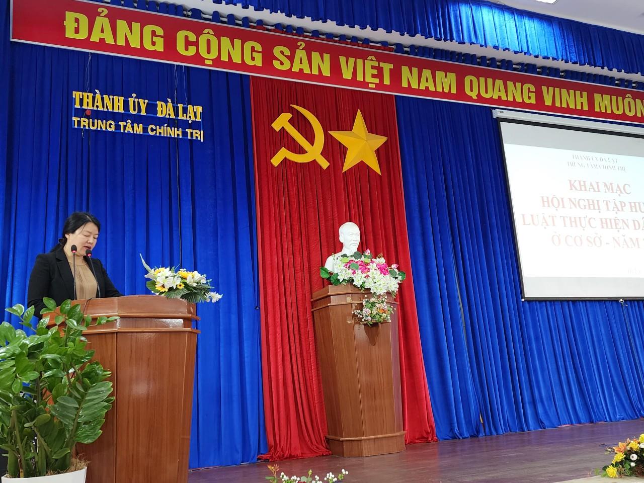 Đồng chí Trần Thị Vũ Loan - Phó Chủ tịch Ủy ban nhân dân Thành phố phát biểu tại Hội nghị