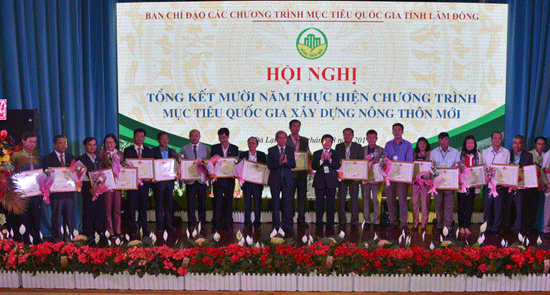 Đồng chí Nguyễn Xuân Tiến và đồng chí Đoàn Văn Việt tặng bằng khen cho các tập thể