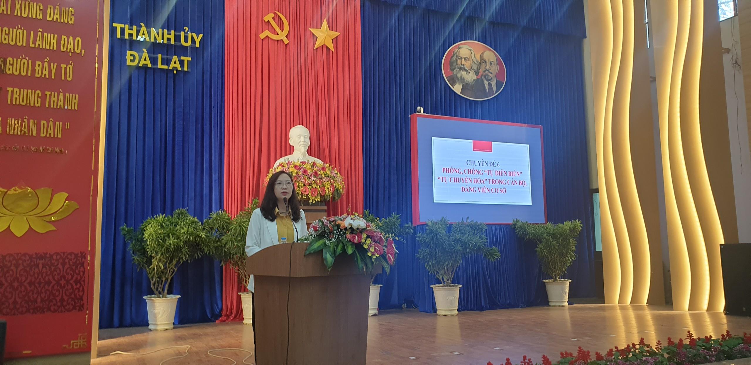 Đồng chí Lê Thị Hồng Phúc - Phó Trưởng ban Tuyên giáo Thành ủy báo cáo chuyên đề tại hội nghị