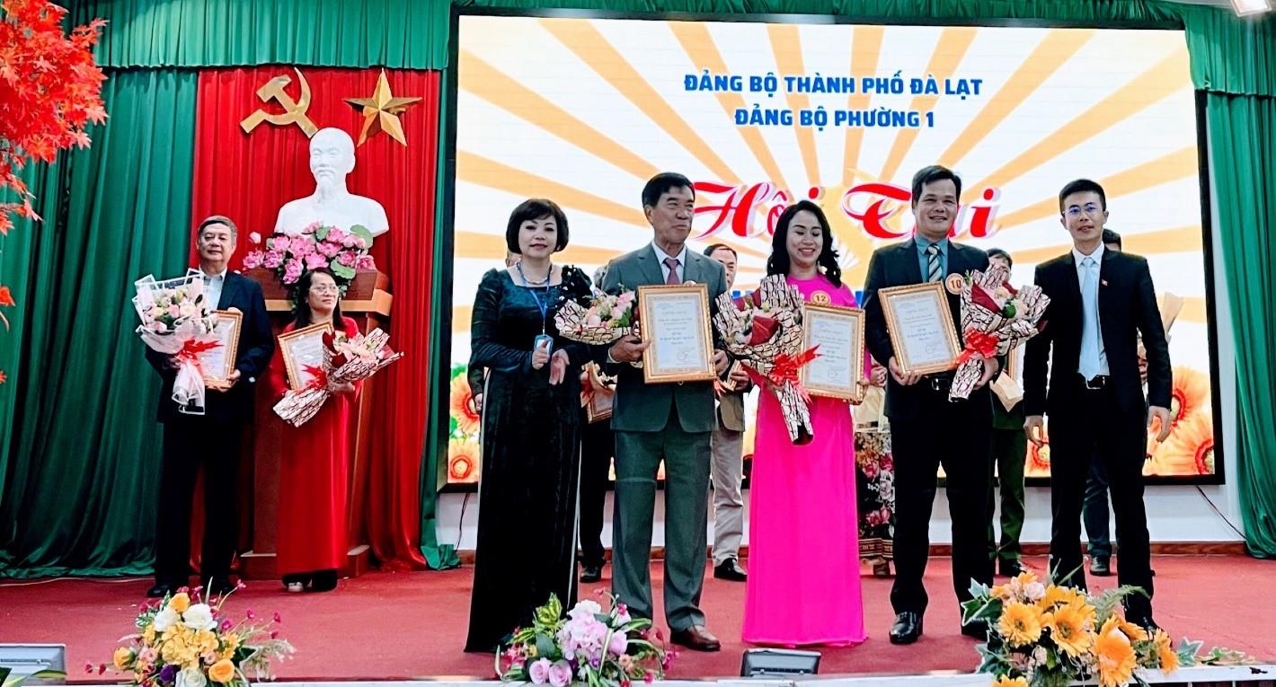 Ban Tổ chức trao tặng thưởng cho các thí sinh đạt giải hội thi
