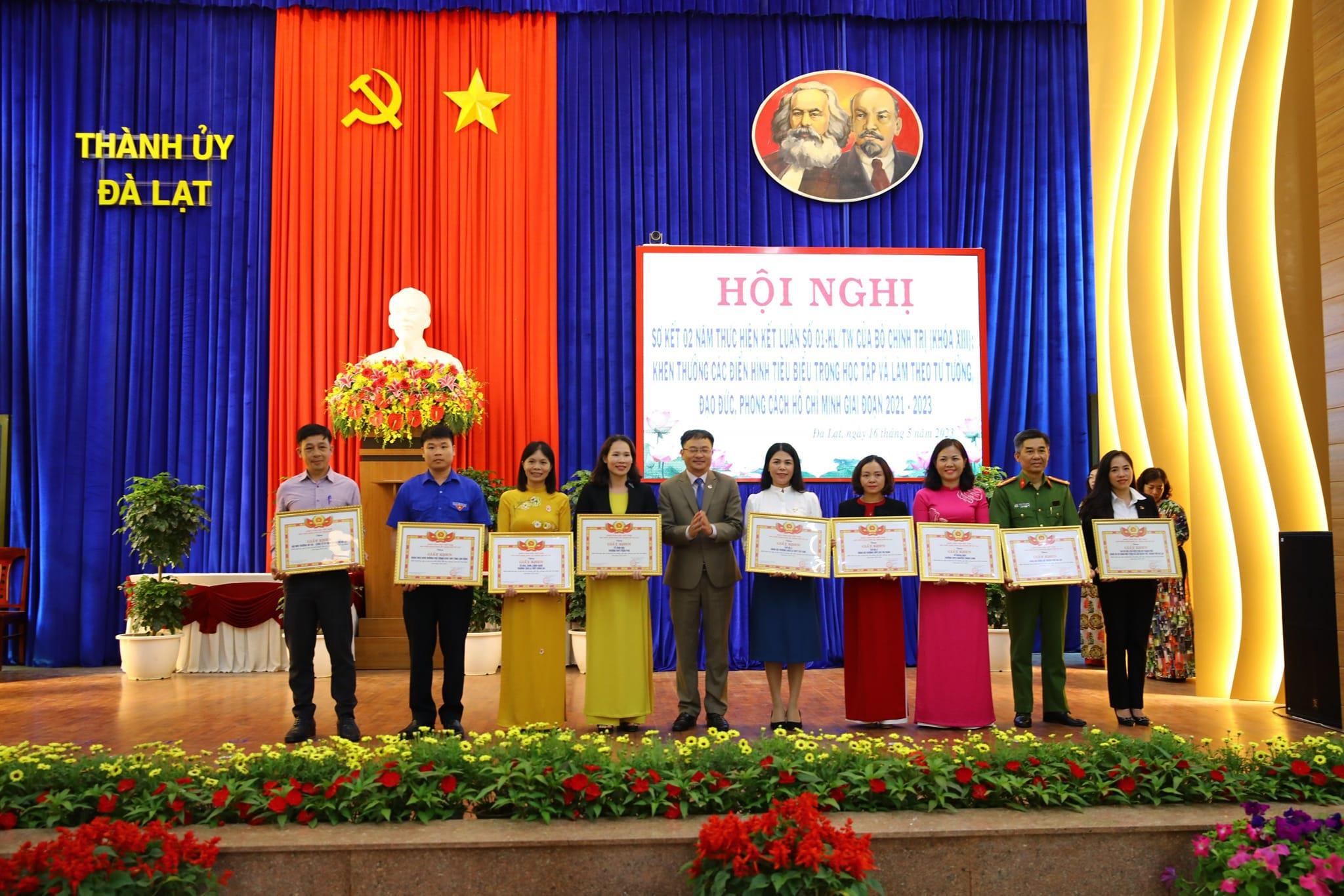 Lãnh đạo Thành ủy biểu dương khen thưởng điển hình tiên tiến trong học tập làm theo tư tưởng, đạo đức, phong cách Hồ Chí Minh
