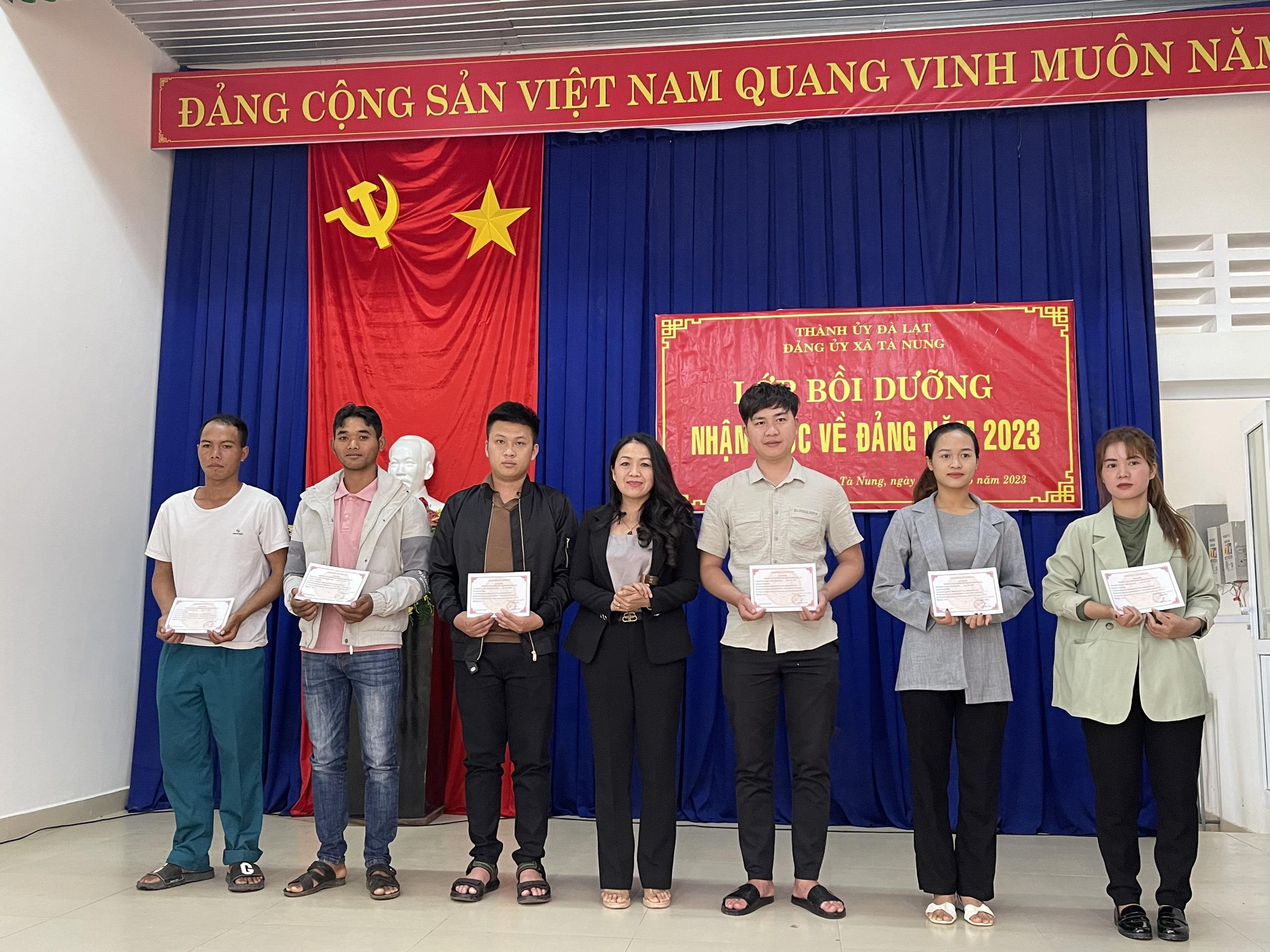Đồng chí Trần Trương Thị Thiên Trà - Phó Giám đốc Trung tâm Chính trị trao Giấy chứng nhận cho học viên