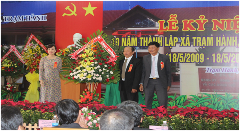 Bà Huỳnh Thị Thanh Xuân, Bí thư Thành ủy, Chủ tịch HĐND thành phố tặng hoa chúc mừng
