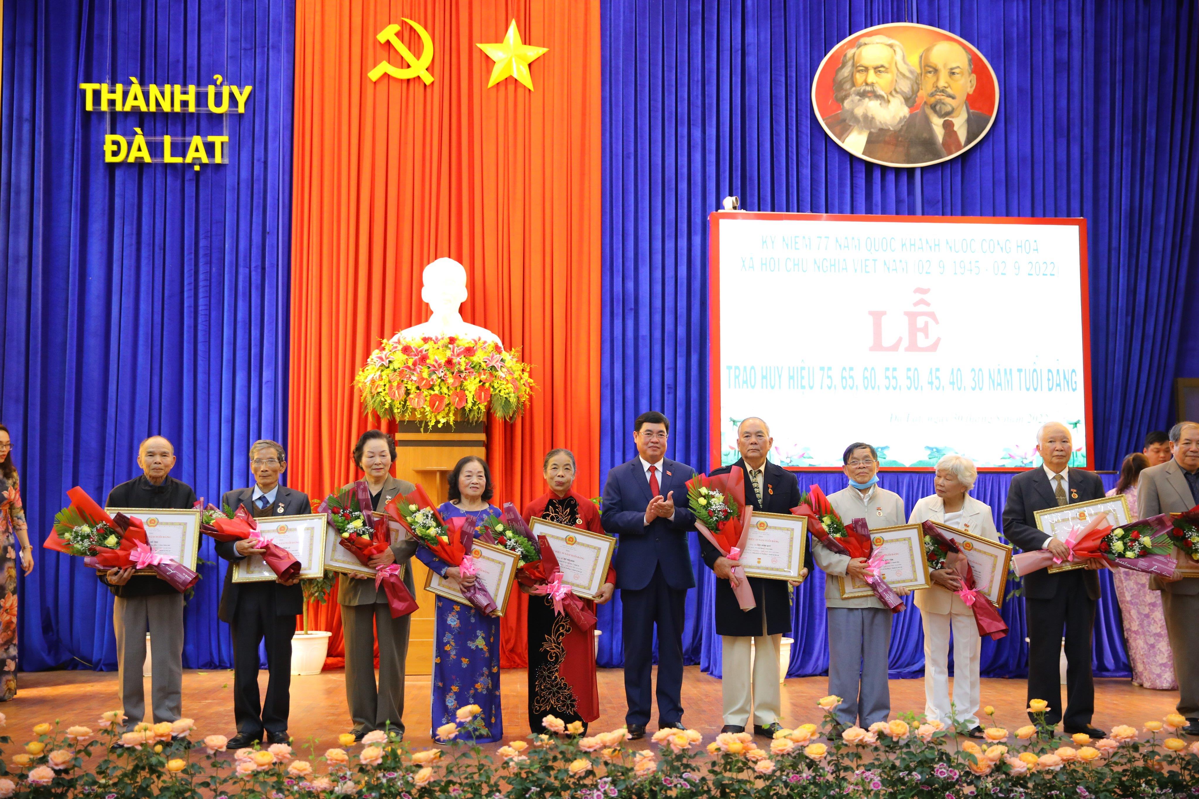 Đồng chí Trần Đình Văn - Phó Bí thư Thường trực Tỉnh ủy trao Huy hiệu Đảng cho các đảng viên