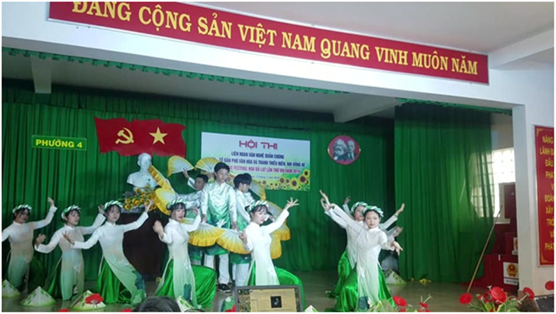 Tiết mục múa Thương quá Việt Nam của cụm dân cư số 2